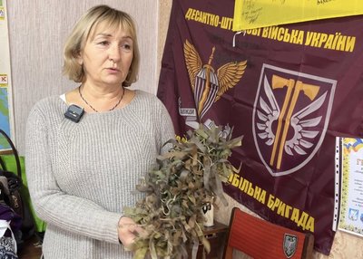 "Несли все, кожен мешканець району": волонтерки з Кременчука плетуть маскувальні сітки для фронту "Несли все, кожен мешканець району": волонтерки з Кременчука плетуть маскувальні сітки для фронту