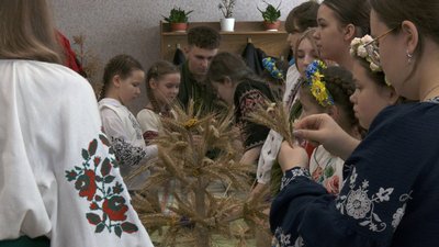 Учні ліцею на Вінниччині відроджують різдвяну традицію виготовлення дідуха Учні ліцею на Вінниччині відроджують різдвяну традицію виготовлення дідуха