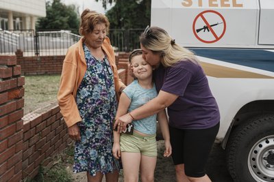 Жінки та дівчинка евакуюються з Шевченківської громади Жінки та дівчинка евакуюються з Шевченківської громади