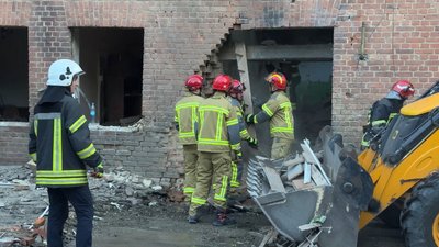 Рятувальники розбирають завали у пошкодженому будинку Рятувальники розбирають завали у пошкодженому будинку
