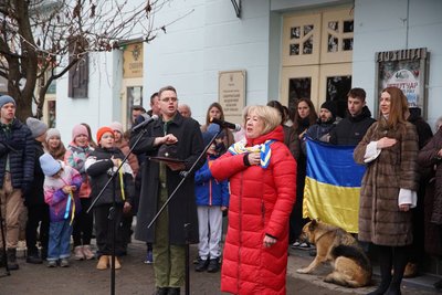 "Ланцюг єдності" утворили на пішохідному мосту в Ужгороді "Ланцюг єдності" утворили на пішохідному мосту в Ужгороді