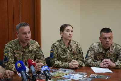 Полковник Віталій Ліщенко, курсанти Вікторія Сторожук, Олександр Сметанін, Івано-Франківськ Полковник Віталій Ліщенко, курсанти Вікторія Сторожук, Олександр Сметанін, Івано-Франківськ