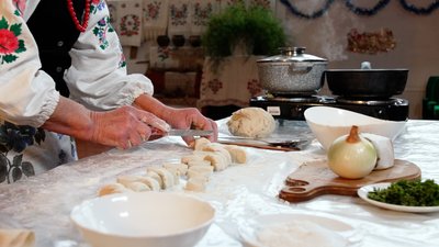 "Кулінарний спадок": як у Зносичах на Рівненщині готують бульб’яні галушки "Кулінарний спадок": як у Зносичах на Рівненщині готують бульб’яні галушки