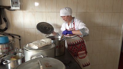 Кухарка готує їсти Кухарка готує їсти