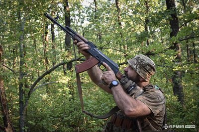 Як боєць волинської бригади розпізнає дрони по звуку і прикриває автоматом артилеристів Як боєць волинської бригади розпізнає дрони по звуку і прикриває автоматом артилеристів