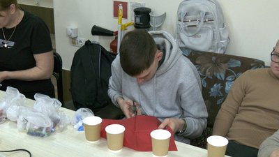 Із цукерок і побажань: у Вінниці підлітки з інвалідністю створили ялинку адвент-календар Із цукерок і побажань: у Вінниці підлітки з інвалідністю створили ялинку адвент-календар