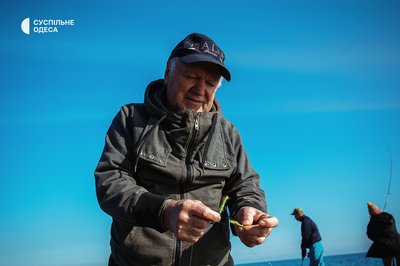 Пляжі Одеси в листопаді: люди ловлять рибу та купаються, попри міни й прохолоду. ФОТО Пляжі Одеси в листопаді: люди ловлять рибу та купаються, попри міни й прохолоду. ФОТО