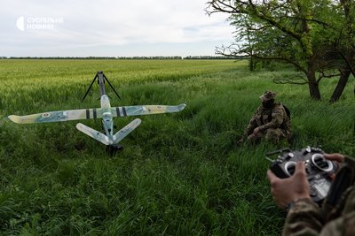 Військові 121-ї бригади тероборони готують до роботи розвідувальним БпЛА "Гор". Херсонщина, травень 2026 року Військові 121-ї бригади тероборони готують до роботи розвідувальним БпЛА "Гор". Херсонщина, травень 2026 року