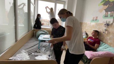 "Це дуже допомагає долати їм хворобу": як волонтери прикрашали вікна із пацієнтами в дитячій лікарні на Рівненщині "Це дуже допомагає долати їм хворобу": як волонтери прикрашали вікна із пацієнтами в дитячій лікарні на Рівненщині