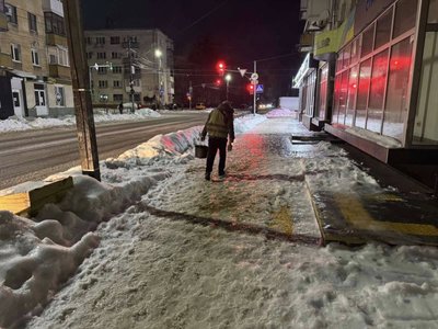 Через ожеледицю у Житомирі на вулицях працюють спецтехніка та бригади ручного посипання Через ожеледицю у Житомирі на вулицях працюють спецтехніка та бригади ручного посипання
