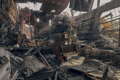 Солдат полку "Азов" стоїть на руїнах металургійного заводу "Азовсталь" під час його облоги в Маріуполі Україна травень 2022 року Солдат полку "Азов" стоїть на руїнах металургійного заводу "Азовсталь" під час його облоги в Маріуполі Україна травень 2022 року