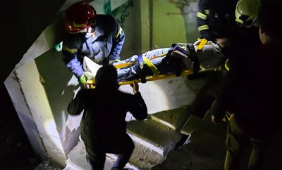 На Хмельниччині рятувальники допомогли транспортувати дівчину, яка впала з висоти На Хмельниччині рятувальники допомогли транспортувати дівчину, яка впала з висоти