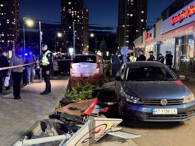 У Броварах авто очільника РДА в'їхало в людей на пішохідному переході. Є потерпілі У Броварах авто очільника РДА в'їхало в людей на пішохідному переході. Є потерпілі