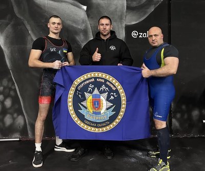 Одеській поліцейські (зліва направо) Олег Коротич, Максим Коротков та Євгеній Ганущак, які перемогли на Кубку України з паверліфтингу Одеській поліцейські (зліва направо) Олег Коротич, Максим Коротков та Євгеній Ганущак, які перемогли на Кубку України з паверліфтингу