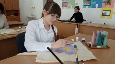 "Добра сумка": школярі з Житомирщини шиють екоторбинки, продають на ярмарках і допомагають військовим "Добра сумка": школярі з Житомирщини шиють екоторбинки, продають на ярмарках і допомагають військовим