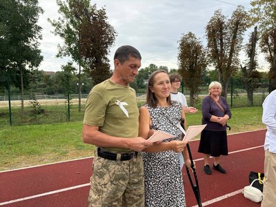 «Гірко» для 130 пар: у Кам'янці створили 410-метровий весільний рушник