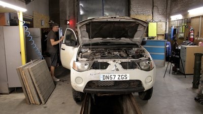 "Ця війна — несправедлива": британські волонтери пригнали до Вінниці два пікапи для військових "Ця війна — несправедлива": британські волонтери пригнали до Вінниці два пікапи для військових