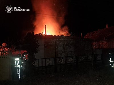 У прифронтовому Оріхові через російський обстріл горів будинок – ДСНС У прифронтовому Оріхові через російський обстріл горів будинок – ДСНС