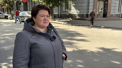 Що кажуть полтавці про встановлення новорічної ялинки у центрі міста Що кажуть полтавці про встановлення новорічної ялинки у центрі міста