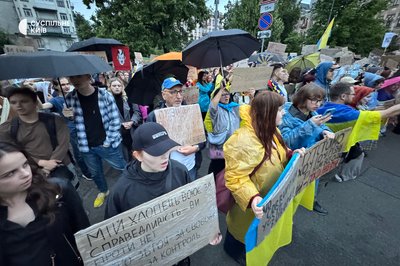 У Києві триває чергова акція проти обмежень повноважень НАБУ та САП У Києві триває чергова акція проти обмежень повноважень НАБУ та САП
