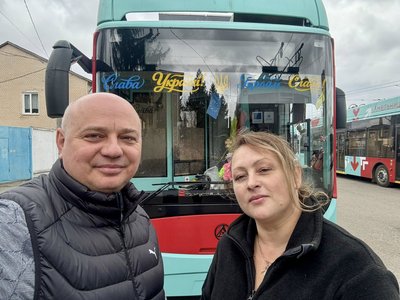 Водійка тролейбуса Ольга Бондар разом із директором ХКП "Електротранс" Сергієм Бобухом Водійка тролейбуса Ольга Бондар разом із директором ХКП "Електротранс" Сергієм Бобухом