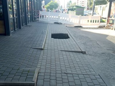 На вулиці Зарічанській у Хмельницькому люди провалились у каналізаційний колектор, 8 серпня 2024 На вулиці Зарічанській у Хмельницькому люди провалились у каналізаційний колектор, 8 серпня 2024