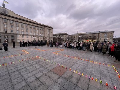 Свічки пам'яті та молитва: у Черкасах вшанували жертв Голодоморів Свічки пам'яті та молитва: у Черкасах вшанували жертв Голодоморів