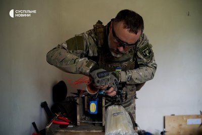 сапер прикріплює боєприпаси на fpv-дрон, Липці, Харківщина сапер прикріплює боєприпаси на fpv-дрон, Липці, Харківщина