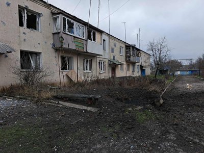 Двоповерховий будинок в Одноробівці, який зазнав пошкоджень через російську атаку Двоповерховий будинок в Одноробівці, який зазнав пошкоджень через російську атаку