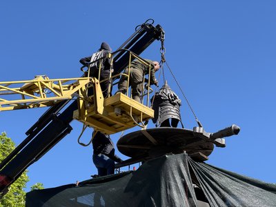 У Полтаві під час демонтажу пам’ятника на місці відпочинку Петра І виявили зображення орла У Полтаві під час демонтажу пам’ятника на місці відпочинку Петра І виявили зображення орла