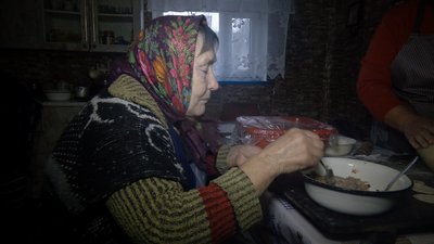 "Нехай поїдять і згадають наше тепло": на Вінниччині сестри готують домашні страви для оборонців "Нехай поїдять і згадають наше тепло": на Вінниччині сестри готують домашні страви для оборонців