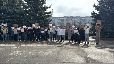 У Горішніх Плавнях батьки протестують проти закриття дитсадка: як на це впливає робота ГЗК У Горішніх Плавнях батьки протестують проти закриття дитсадка: як на це впливає робота ГЗК
