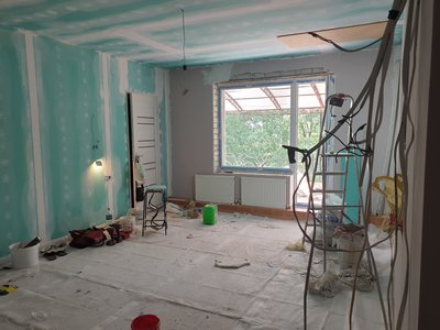 Жителі Світловодської громади на Кіровоградщині лагодять будинки, пошкоджені ракетним обстрілом