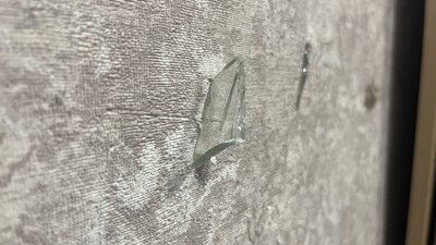 Скло в стіні квартири після удару "Шахедом" в Салтівському районі Скло в стіні квартири після удару "Шахедом" в Салтівському районі