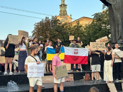 Чоловік з прапором Польщі на акції протесту У Львові проти звільнення Федорова, 16 липня 2026 року Чоловік з прапором Польщі на акції протесту У Львові проти звільнення Федорова, 16 липня 2026 року