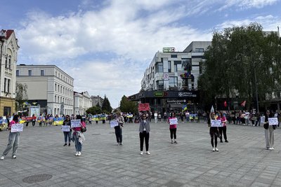 "Поверніть мамі сина": в Житомирі провели перформанс на підтримку полонених та зниклих безвісти "Поверніть мамі сина": в Житомирі провели перформанс на підтримку полонених та зниклих безвісти