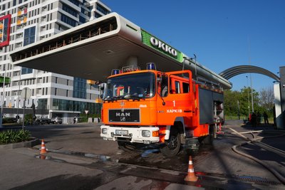 Авітівка рятувальників на місці влучання російського FPV-дрона в АЗС у Шевченківському районі Харкова