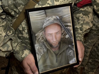 На Полтавщині попрощалися із двома військовими, які полягли на Донеччині На Полтавщині попрощалися із двома військовими, які полягли на Донеччині