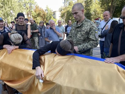 У Полтаві прощаються з шістьма загиблими від ракетного обстрілу 3 вересня У Полтаві прощаються з шістьма загиблими від ракетного обстрілу 3 вересня