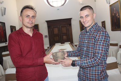 Горщик, якому понад три тисячі років, знайшов на фронті військовослужбовець із Рівненщини Горщик, якому понад три тисячі років, знайшов на фронті військовослужбовець із Рівненщини