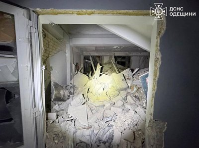 Армія РФ ударила по портовій та промисловій інфраструктурі Одещини: є загиблий та поранені Армія РФ ударила по портовій та промисловій інфраструктурі Одещини: є загиблий та поранені
