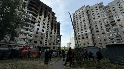 Зранку на місці влучання в 12-поверхівку в Індустріальному районі продовжується розбір завалів та гасіння окремих осередків вогню, Харків Зранку на місці влучання в 12-поверхівку в Індустріальному районі продовжується розбір завалів та гасіння окремих осередків вогню, Харків
