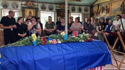 «За рік ні разу не відпустили». У Сумах попрощалися із захисником Валерієм Пінським «За рік ні разу не відпустили». У Сумах попрощалися із захисником Валерієм Пінським