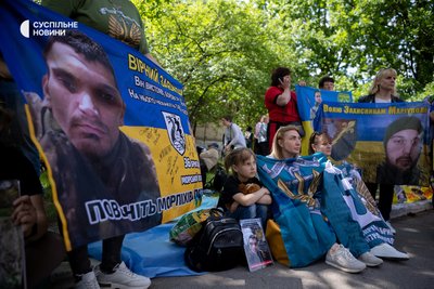 Родичі полонених чи зниклих безвісти військовослужбовців тримають фотографії своїх рідних під час першого дня великого обміну військовополоненими Родичі полонених чи зниклих безвісти військовослужбовців тримають фотографії своїх рідних під час першого дня великого обміну військовополоненими