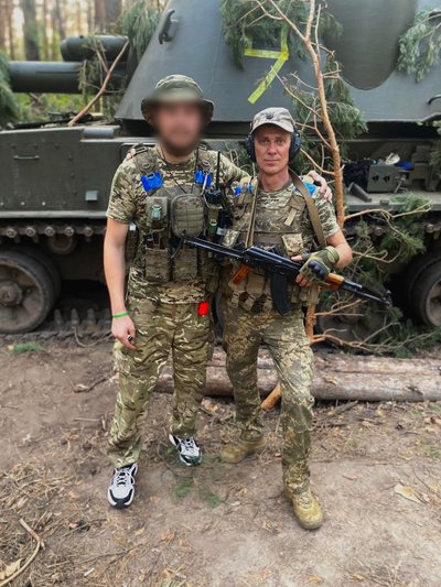 Військовослужбовці біля танку Військовослужбовці біля танку