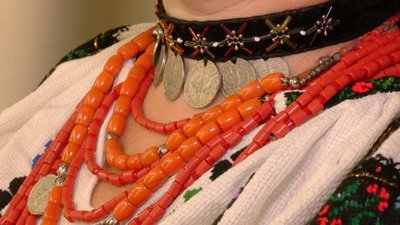 У Хмельницькому показали історію хусткування та розповіли, що цей елемент одягу міг розповісти про жінку У Хмельницькому показали історію хусткування та розповіли, що цей елемент одягу міг розповісти про жінку