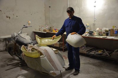 На Вінниччині військовий створив зі снігу скульптуру коня