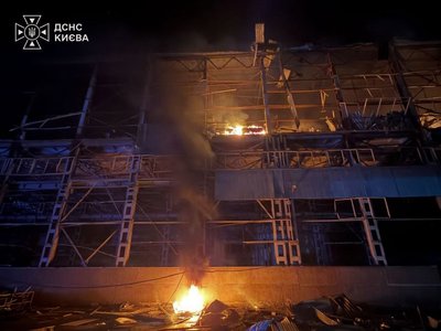 Після російського удару в Києві загорілася двоповерхова будівля Після російського удару в Києві загорілася двоповерхова будівля