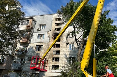 "Був сильний вибух, усе загорілося": армія РФ атакувала пʼятиповерхівку на Одещині, три людини травмувались "Був сильний вибух, усе загорілося": армія РФ атакувала пʼятиповерхівку на Одещині, три людини травмувались