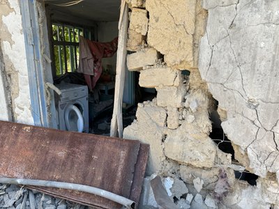"Снаряд залетів у підвал й не розірвався". Херсонці розповіли про наслідки російських ударів "Снаряд залетів у підвал й не розірвався". Херсонці розповіли про наслідки російських ударів
